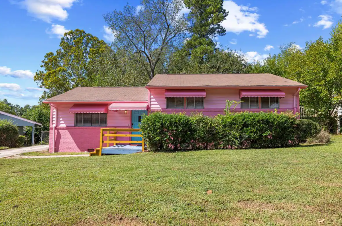 These images can only be used with stories related to Airbnb listings.