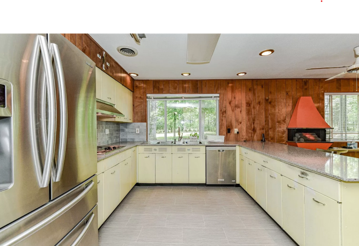 The kitchen before renovation.
