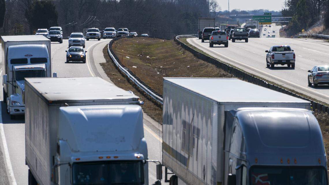 Would you stop on Interstate 77 if a minivan was stopped in traffic? One robber used it as a way to steal a car, deputies say.