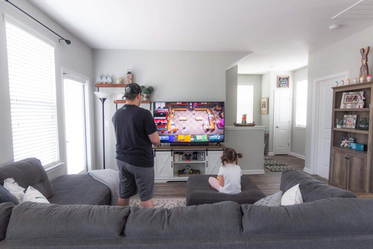 Derek and Riley Ward play Overcooked 2 on the Nintendo Switch.