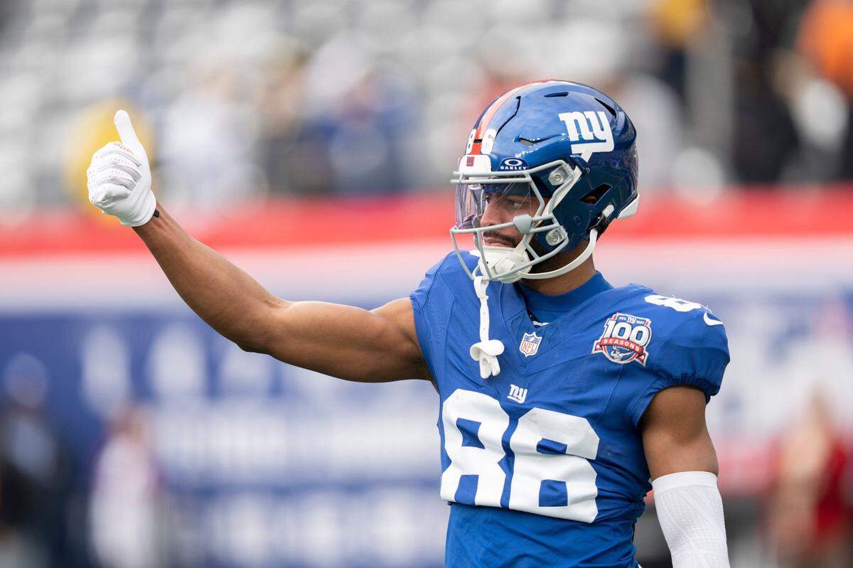 New York Giants wide receiver Darius Slayton (86) gestures during warm ups before a game between New York Giants and Indianapolis Colts at MetLife Stadium on Sunday, Dec. 29, 2024.