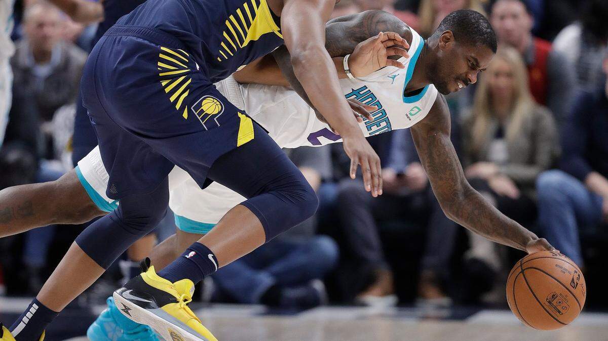 Charlotte’s Marvin Williams, right, battles for a loose ball during the first half against the Indiana Pacers on Monday in Indianapolis. The Hornets lost 99-90.