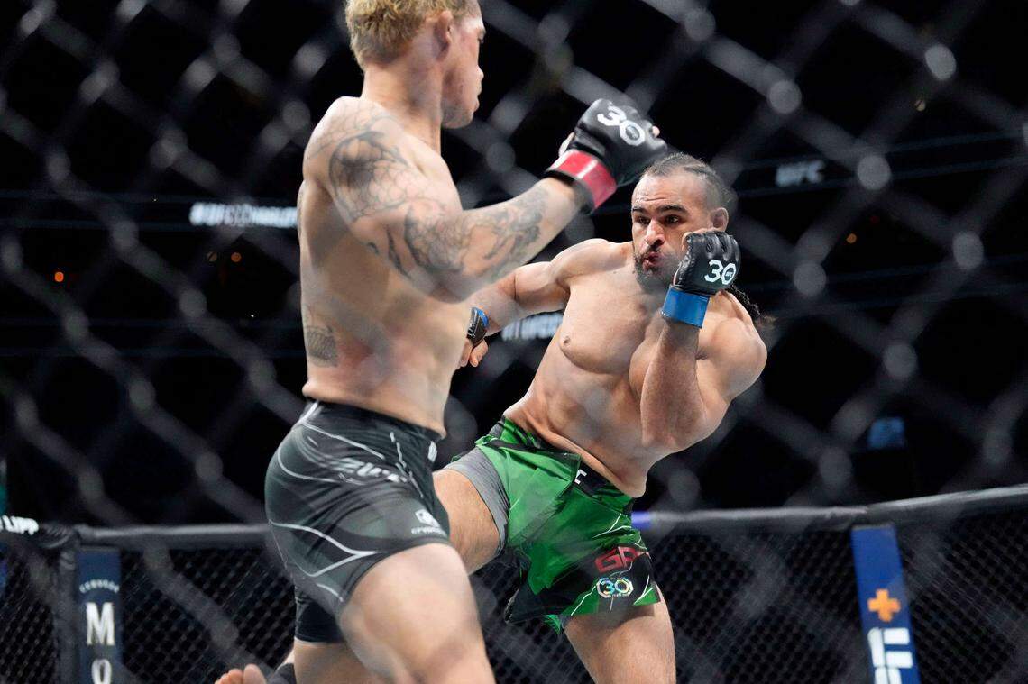 Bryan Battle (red gloves) fights Gabe Green (blue gloves) in a welterweight bout during UFC Fight Night in May, 2023, at Spectrum Center. Jim Dedmon-USA TODAY Sports