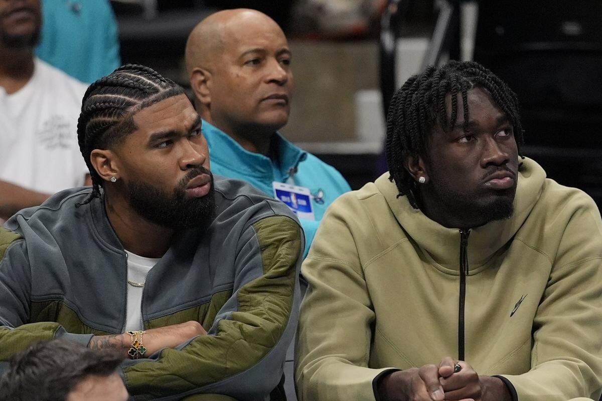 Charlotte Hornets center Nick Richards (4) and center Mark Williams (5) sit on the bench during the second quarter at Spectrum Center.