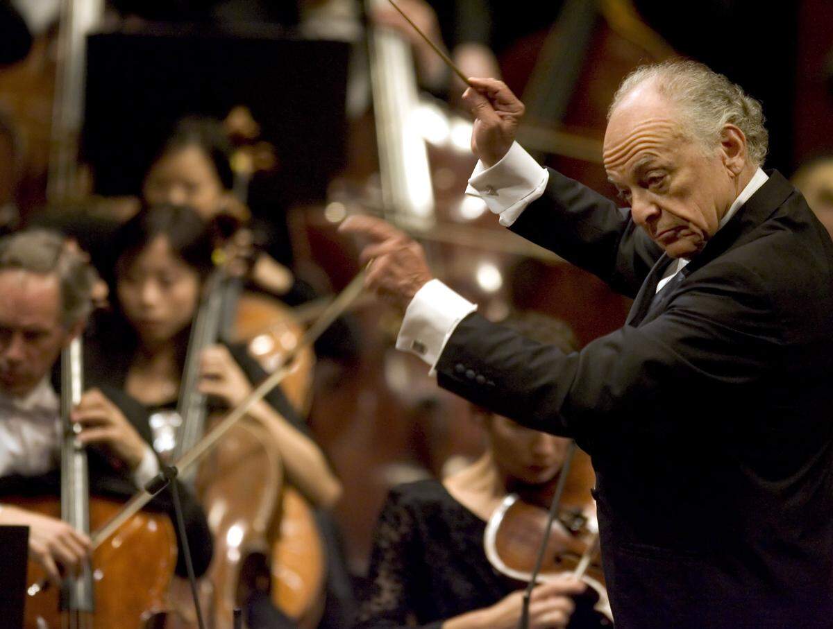 Maestro Lorin Maazel conducts the New York Philharmonic Orchestra during opening night, Tuesday, Sept. 18, 2006 at Avery Fisher Hall in New York. (AP Photo/Stephen Chernin)