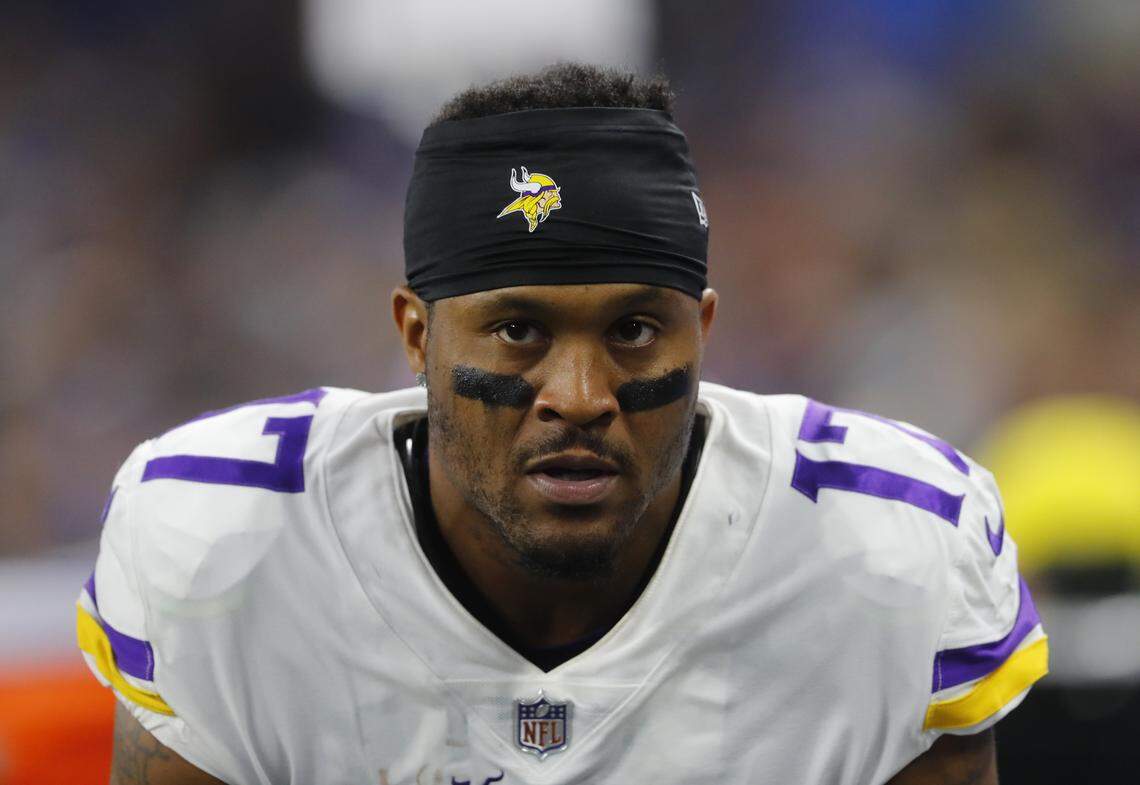 Former Minnesota Vikings wide receiver Jarius Wright signed with the Carolina Panthers as a free agent.