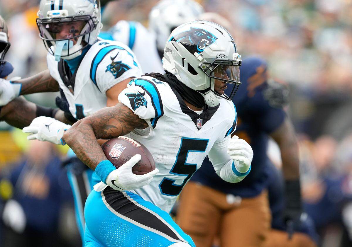 Rico Dowdle of the Carolina Panthers runs the ball in Sunday’s second quarter against the Green Bay Packers at Lambeau Field.