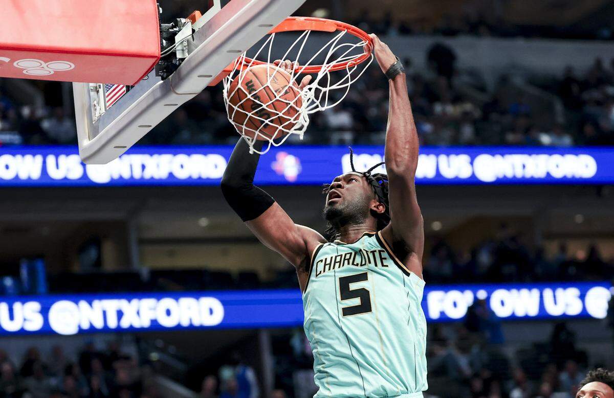 Mark Williams (5) dunks against the Dallas Mavericks during the first half at American Airlines Center.