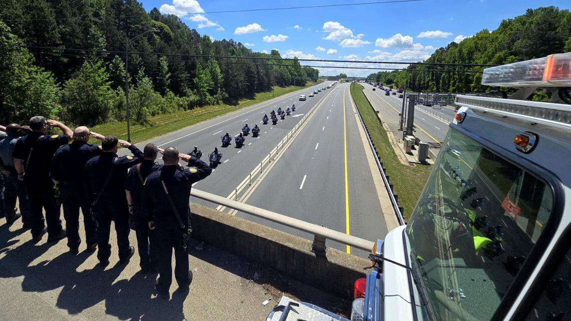 Residents line I-77 bridges to memorialize officer killed in Charlotte shooting