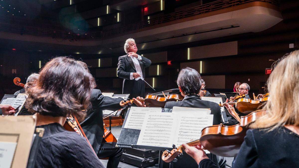 A bronchial and inattentive audience, perfunctory pianism and some muscular and tender playing by the orchestra made for a bumpy Valentine’s Day concert Friday at Knight Theater.