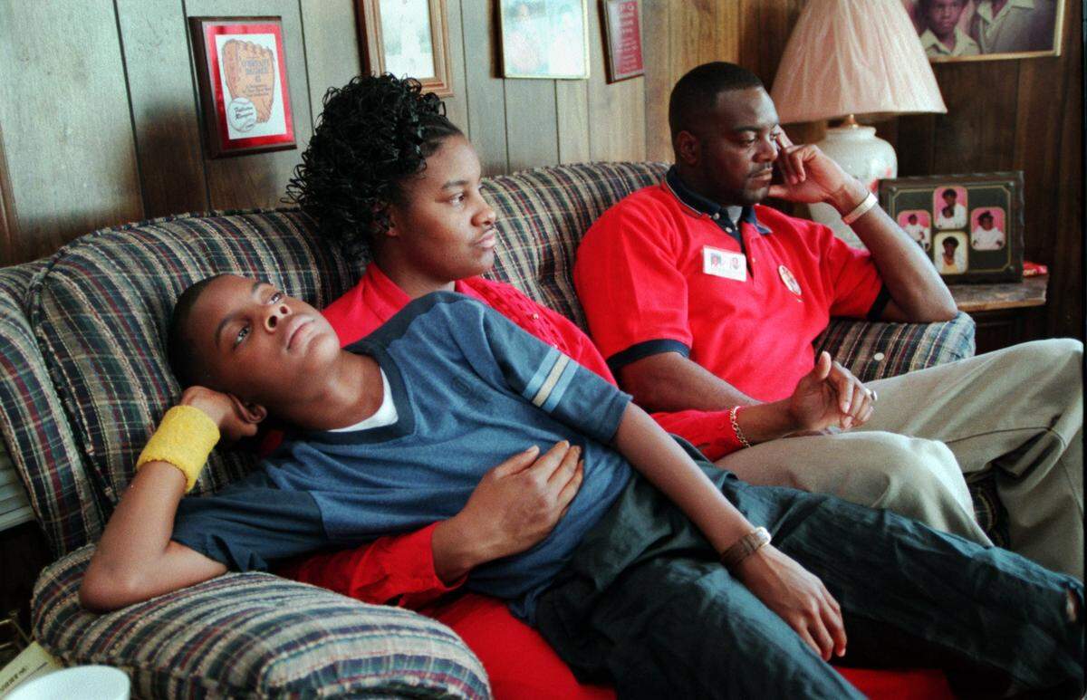 Asha Degree’s father, Harold Degree, right, mother Iquilla, center and brother O’Bryant, 10, wait for news of Asha in their home on Feb. 25, 2000.