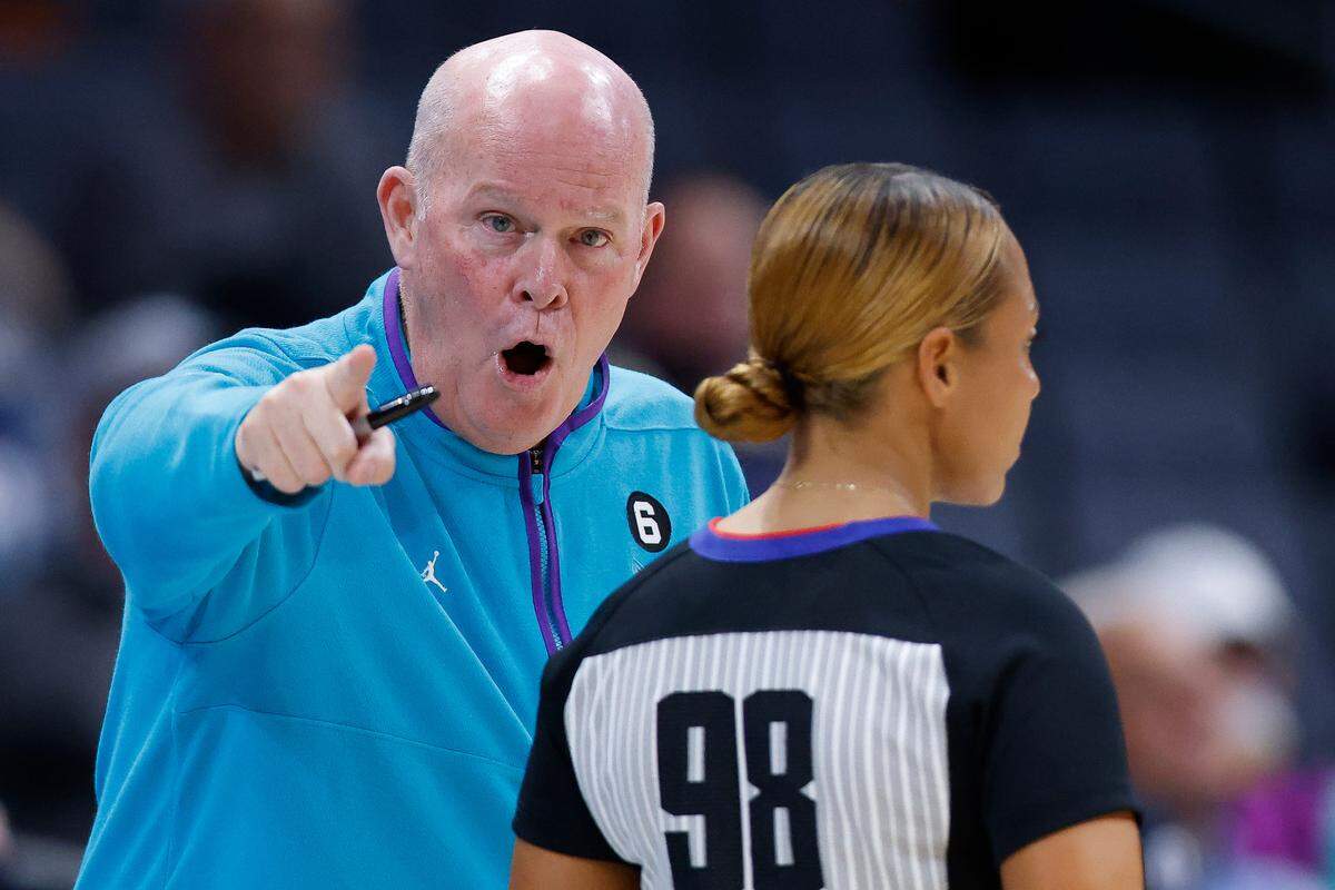 Charlotte Hornets head coach Steve Clifford argues with /umpire Sharae Mitchell during a game against the Sacramento Kings at Spectrum Center in Charlotte, N.C., Monday, Oct. 31, 2022.
