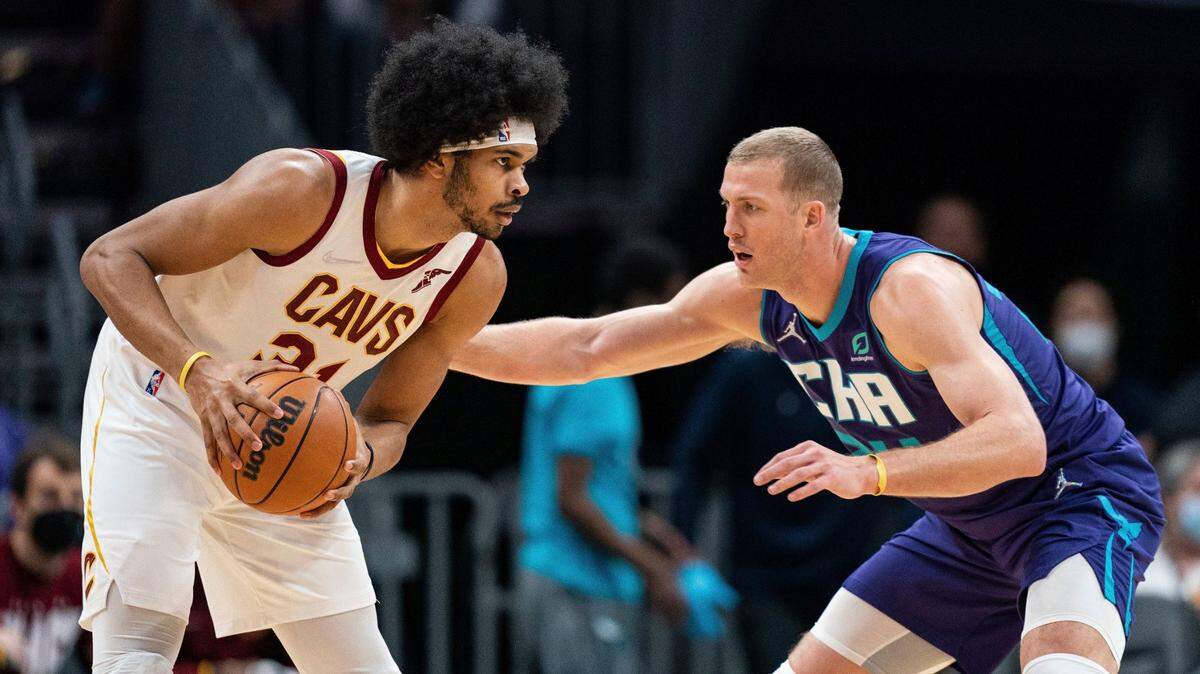 Charlotte Hornets center Mason Plumlee, right, guards Cleveland Cavaliers center Jarrett Allen, left, during the first half of an NBA basketball game in Charlotte, N.C., Friday, Feb. 4, 2022. (AP Photo/Jacob Kupferman)
