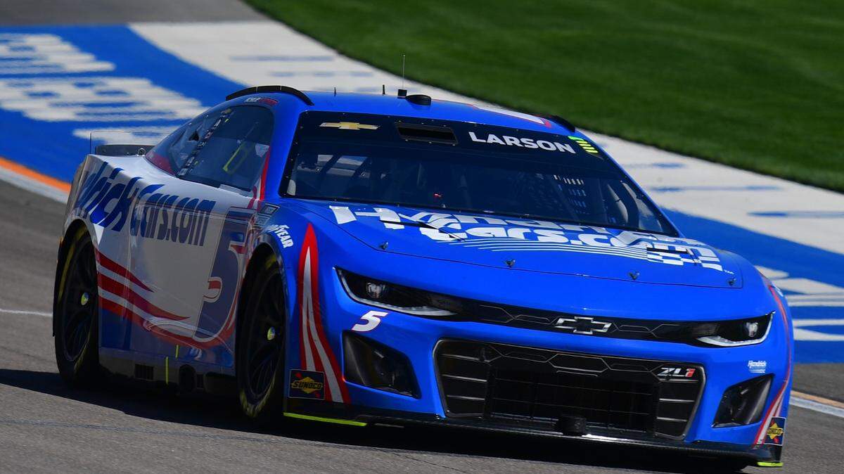 Kyle Larson, who won Stages 1 and 2, drives his No. 5 Hendrick Motorsports Chevrolet in the Pennzoil 400 at Las Vegas Motor Speedway.