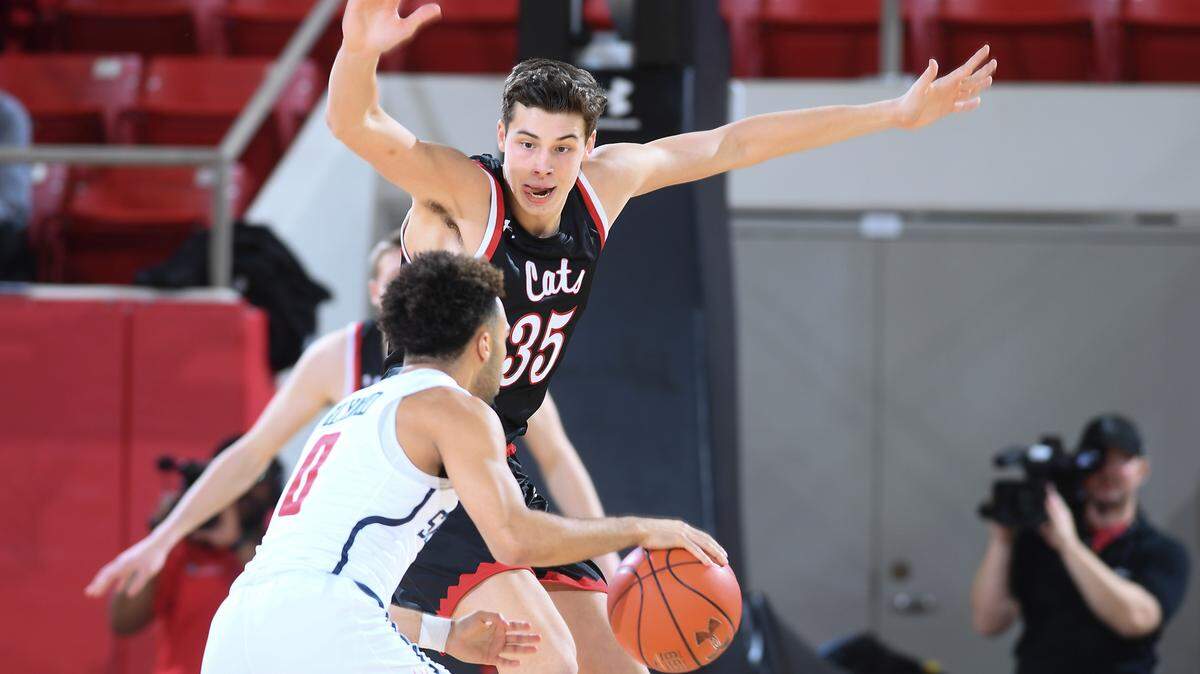 Davidson’s Luka Brajkovic (35) guards Richmond’s Jacob Gilyard (0).