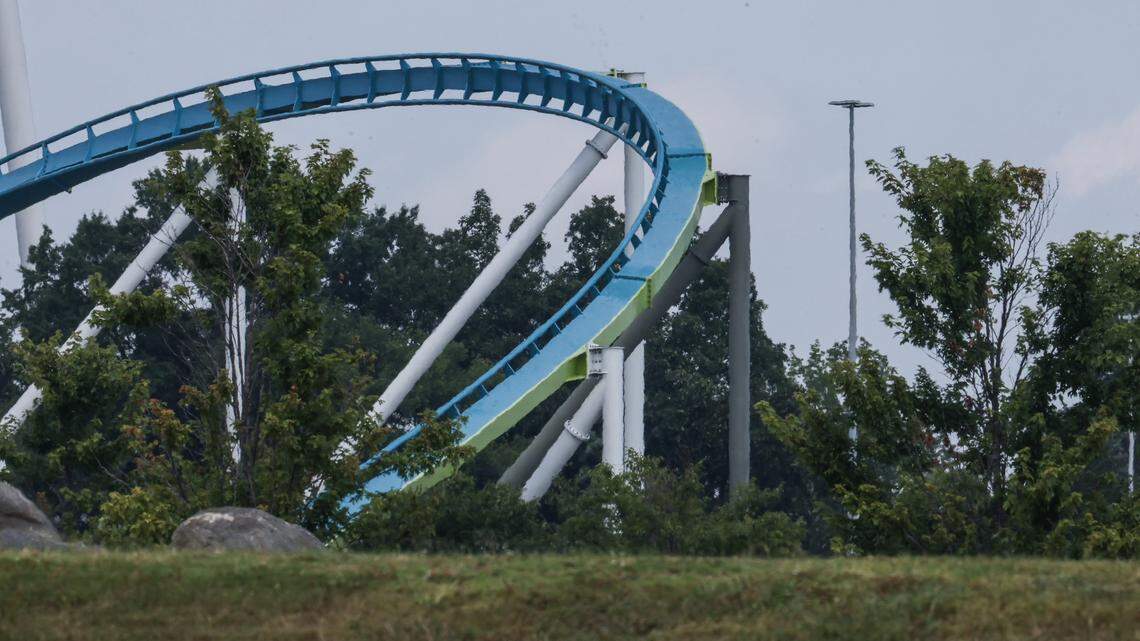 New column installed on Fury 325 roller coaster at Carowinds to replace damaged one