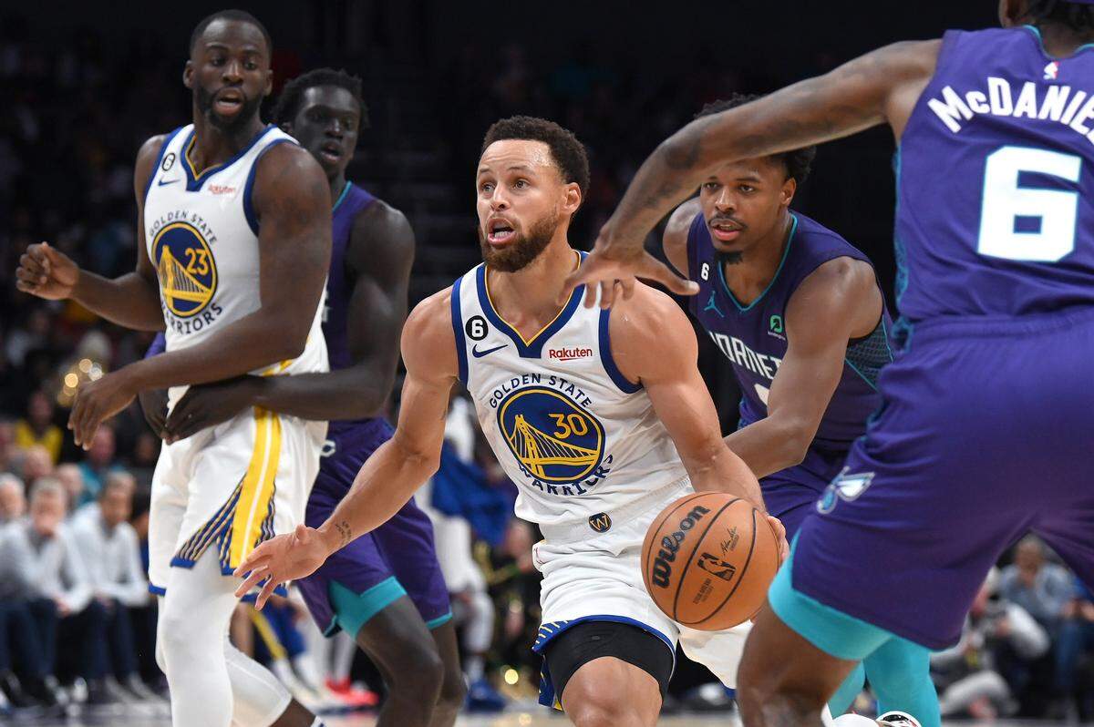 Golden State Warriors guard Steph Curry, center, drives against Charlotte Saturday night. Curry had 31 points and 11 rebounds, but he only shot 3-for-13 from three-point range.