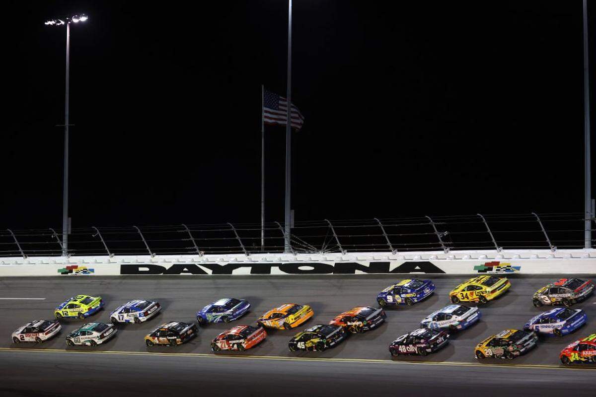 DAYTONA BEACH, FLORIDA - FEBRUARY 16: Austin Cindric, driver of the #2 Discount Tire Ford and Ryan Blaney, driver of the #12 Menards/Peak Ford lead the field during the NASCAR Cup Series Daytona 500 at Daytona International Speedway on February 16, 2025 in Daytona Beach, Florida. (Photo by James Gilbert/Getty Images)
