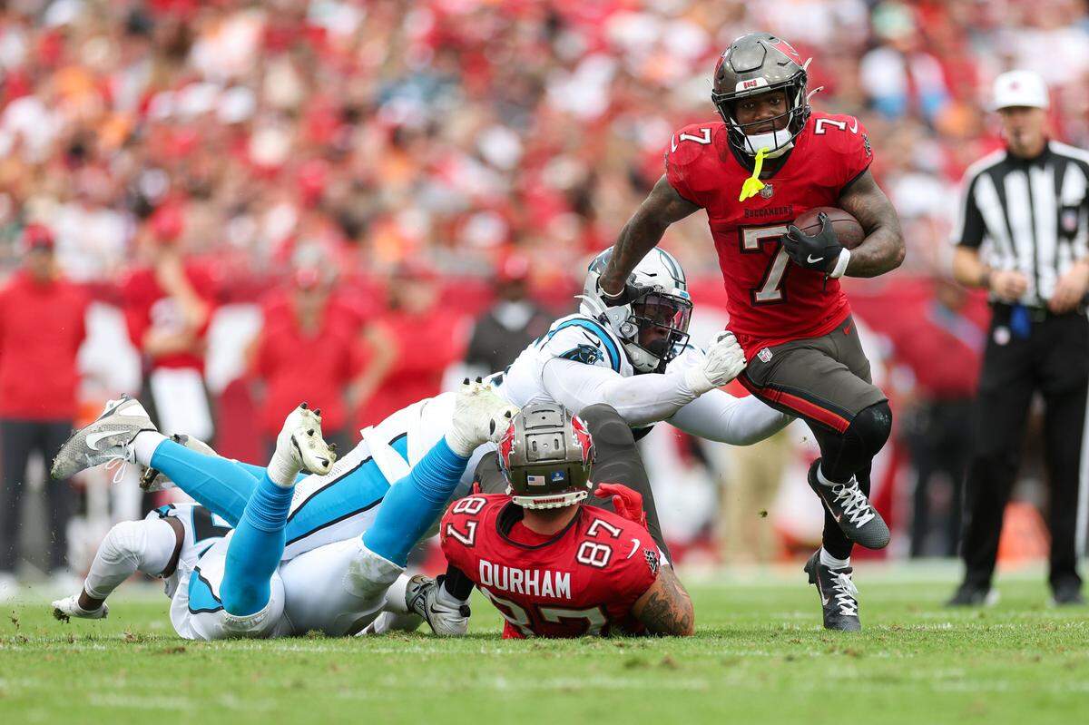 Tampa Bay Buccaneers running back Bucky Irving (7) runs with the ball against the Carolina Panthers in the second quarter at Raymond James Stadium in Tampa, FL on Dec 29, 2024