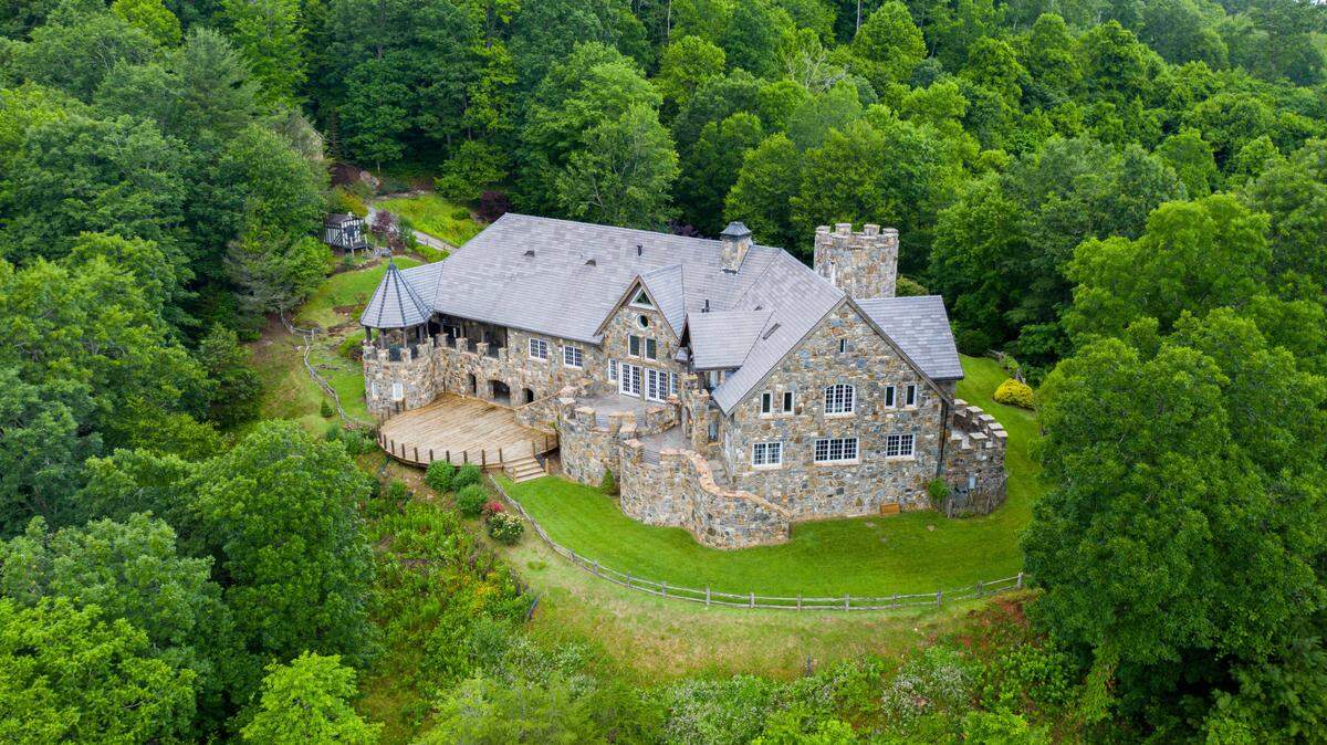 A Western North Carolina venue is giving away a wedding to a contest winner, organizers said.