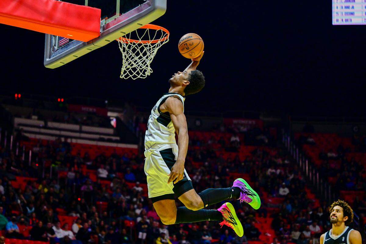 Scoot Henderson (0) makes a slam dunk during a February game. (Christopher Creveling-USA TODAY Sports)