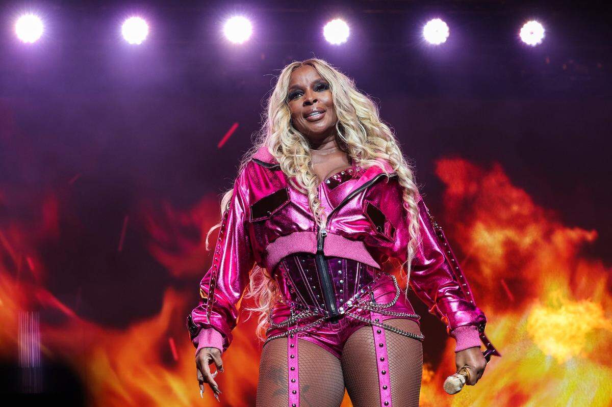 Mary J. Blige performs at Spectrum Center during her Gorgeous tour on Wednesday, September 21, 2022 in Charlotte, NC.