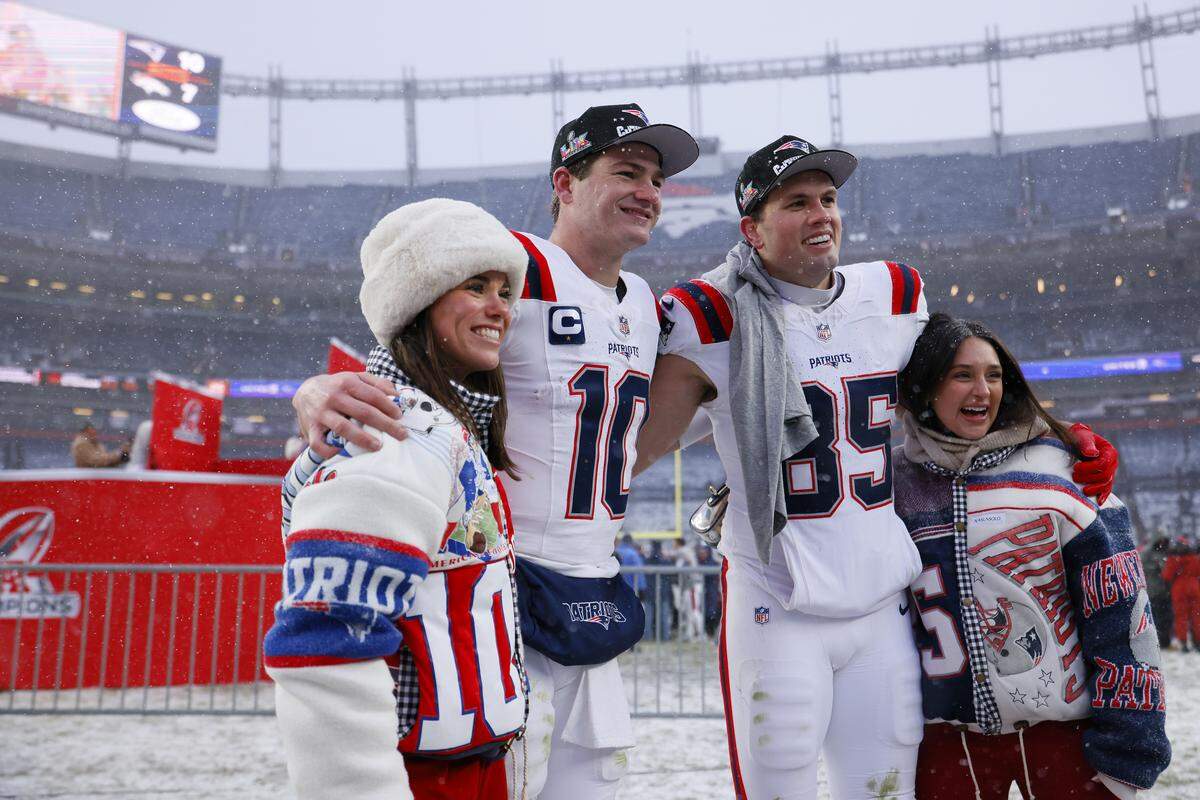 New England Patriots quarterback Drake Maye (10) and tight end Hunter Henry (85) pose for a photo after the AFC Championship game. Ann Michael Maye, Drake’s wife, is on the far left.