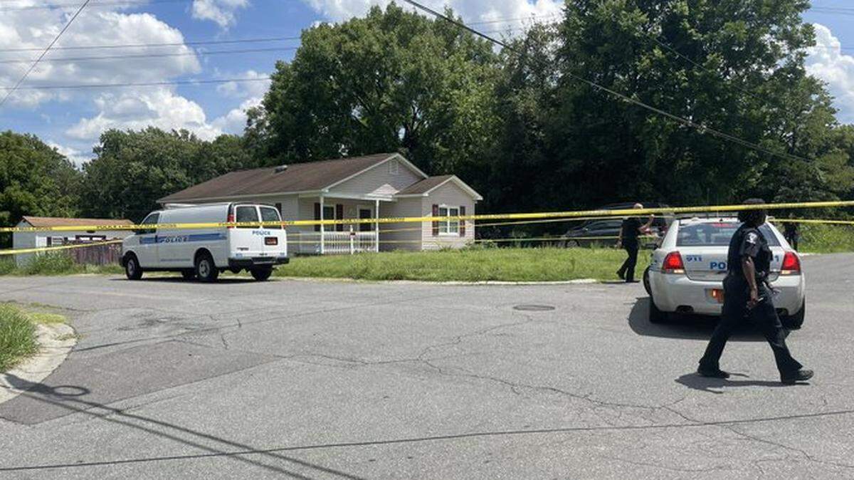 Charlotte-Mecklenburg police officers conduct a homicide investigation after a person was fatally shot in the 600 block of Pennsylvania Avenue on Wednesday, July 27, 2022.