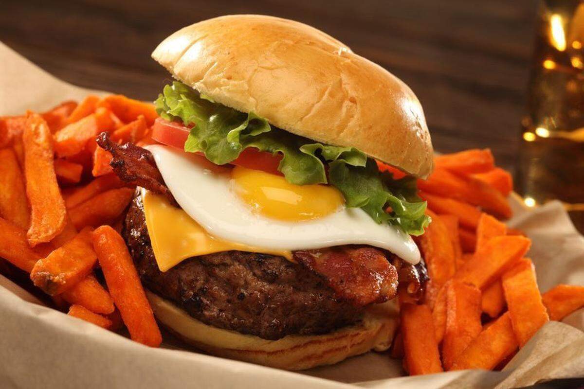 Sweetwater Sports Bar & Grill cheeseburger.