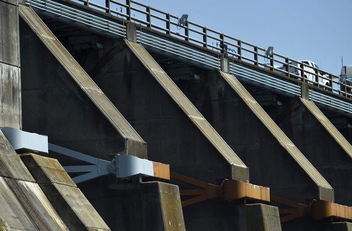 Cowans Ford Dam holds back 3.4 trillion gallons of water when Lake Norman is at “full pond.” “But it’s like a big tub,” says Duke Energy vide president Bryan Walsh. “It can hold a certain amount of water, but at some point, in that connected system, the water that’s in Norman will eventually have to go downstream.”