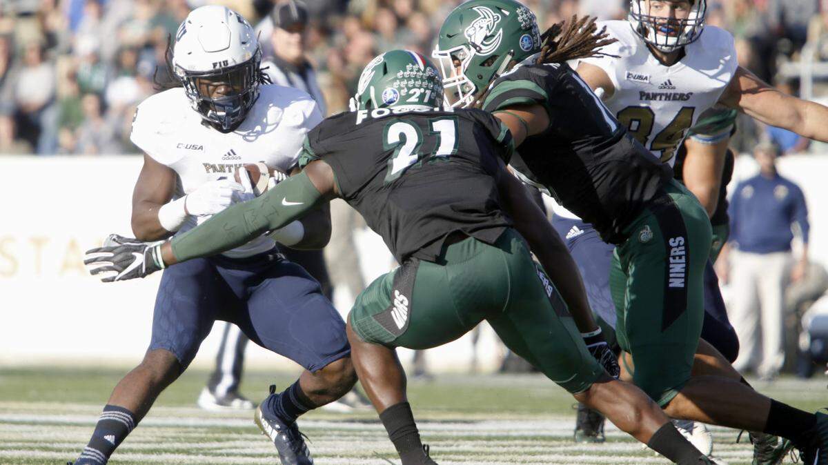 Tyriq Harris (right, in dark jersey) had 2.5 sacks for the Charlotte 49ers in 2018.