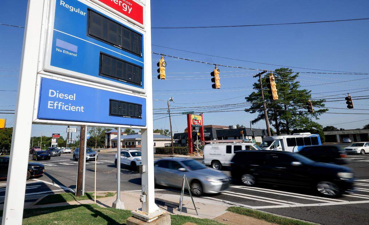 Power lights are out at the corner Nations Crossing and Woodlawn Road due to downed power lines in Charlotte, NC., on Monday morning, Sept. 19, 2022. Downed power lines had closed a stretch of the highway.