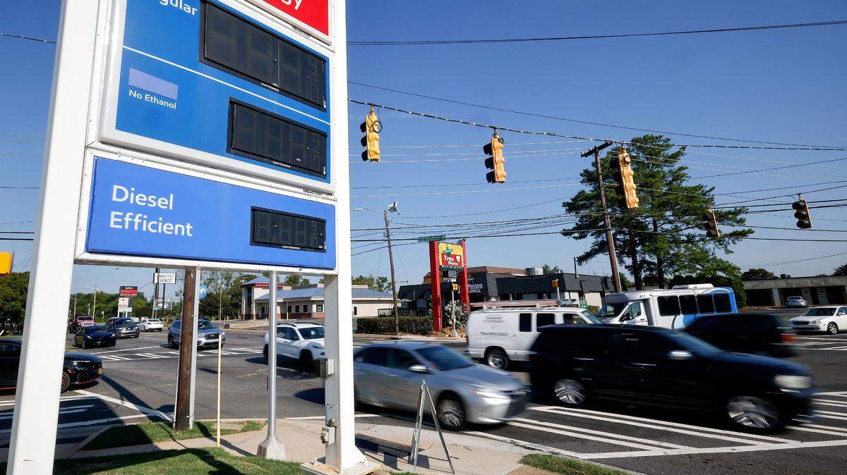 Power lights are out at the corner Nations Crossing and Woodlawn Road due to downed power lines in Charlotte, NC., on Monday morning, Sept. 19, 2022. Downed power lines had closed a stretch of the highway.