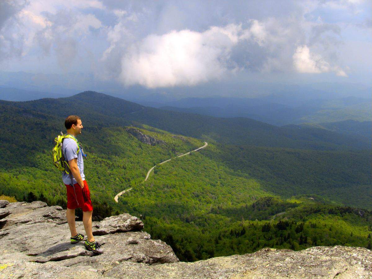 In this 2016 Charlotte Observer file photo, a hiker enjoys Grandfather Mountain State Park, a rugged, 2,456-acre expanse. On Tuesday, a hiker suffered only a leg injury after falling down “a steep rock face” on the Beacon Heights trail on the Blue Ridge Parkway near Grandfather Mountain.