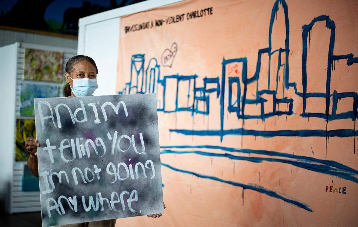 Lula Guinn gathered with other Howie Acres residents in September 2020 to paint signs and get the word out about the neighborhood. Guinn, whose mother’s remains were dug up during the construction of a bridge in 2015, is worried there will soon be nothing left of the community she calls home.