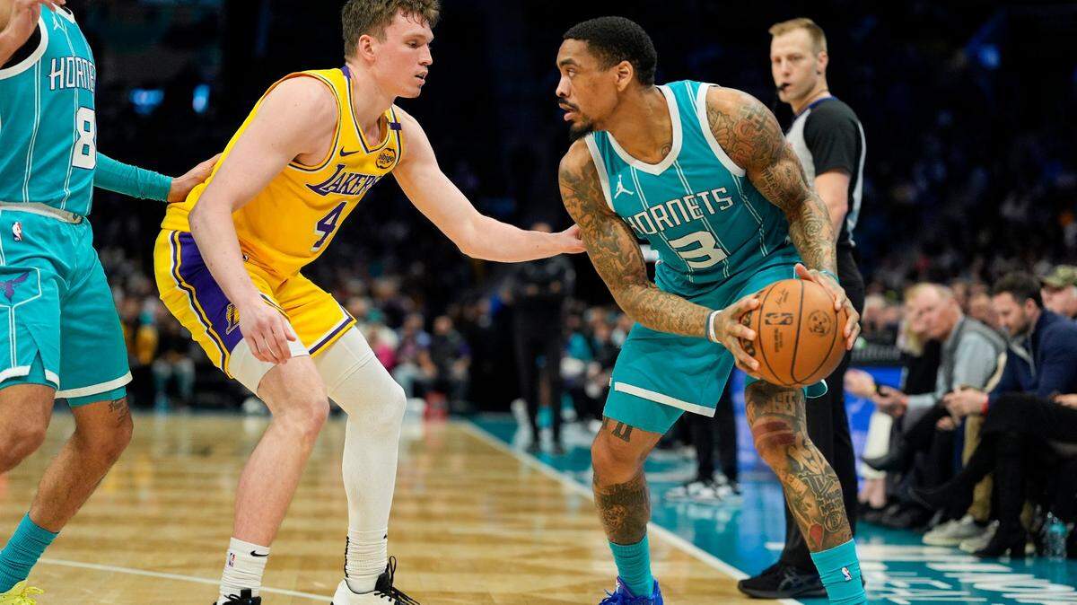 Charlotte Hornets guard DaQuan Jeffries (3) handles the ball against Los Angeles Lakers guard Dalton Knecht (4) earlier this season. The Hornets traded for Knecht Thursday in a deal that sent center Mark Williams to the Lakers.