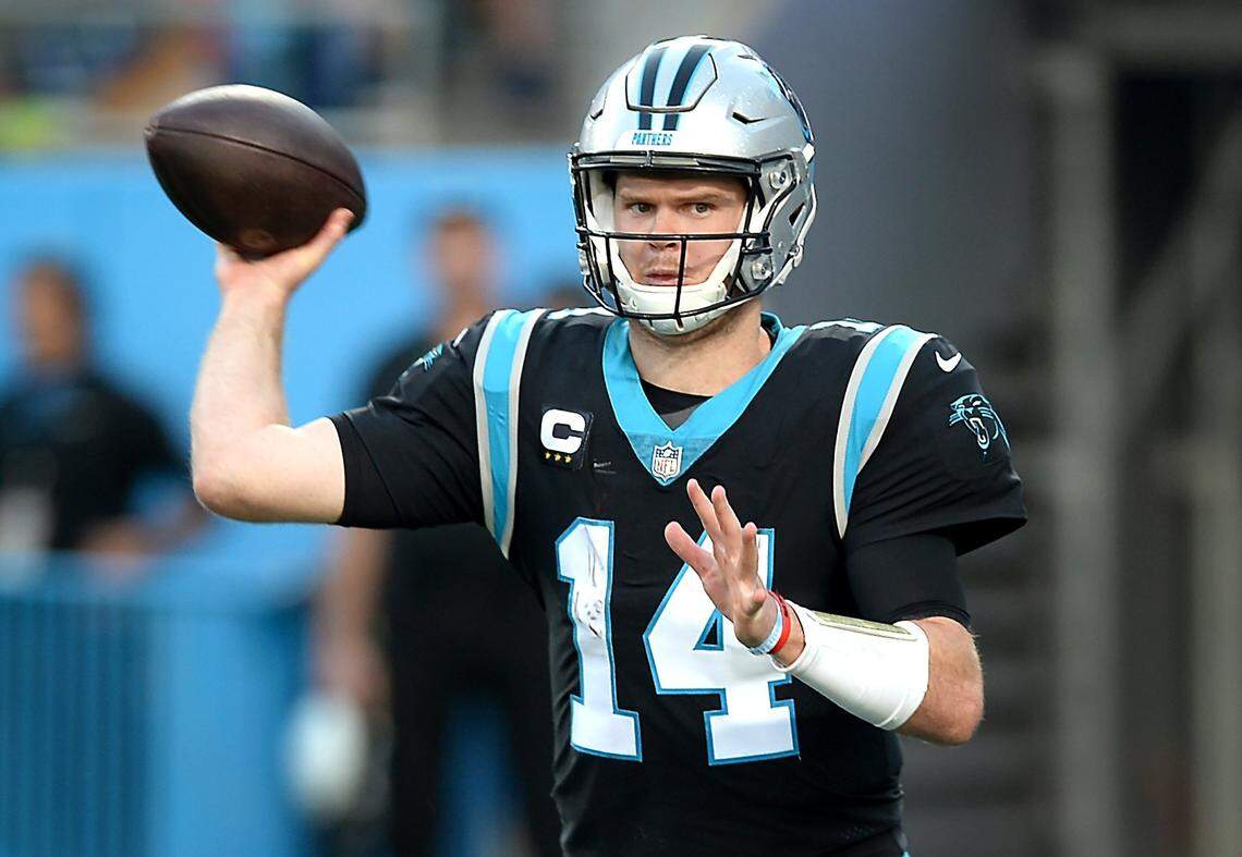 Carolina Panthers quarterback Sam Darnold passes to a receiver during fourth quarter action against the Tampa Bay Buccaneers on Sunday, December 26, 2021 at Bank of America Stadium in Charlotte, NC. The Buccaneers defeated the Panthers 32-6.