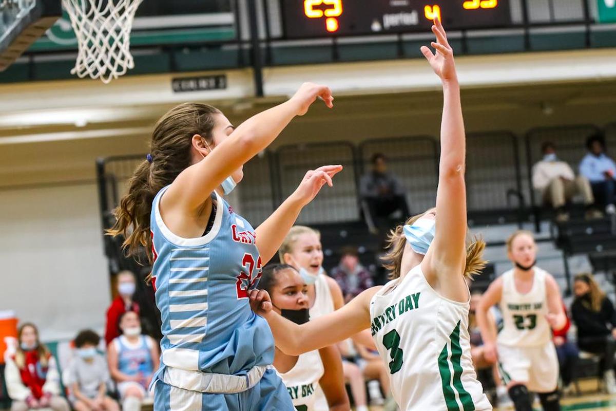 Charlotte Catholic player penetrates through Country Days defense