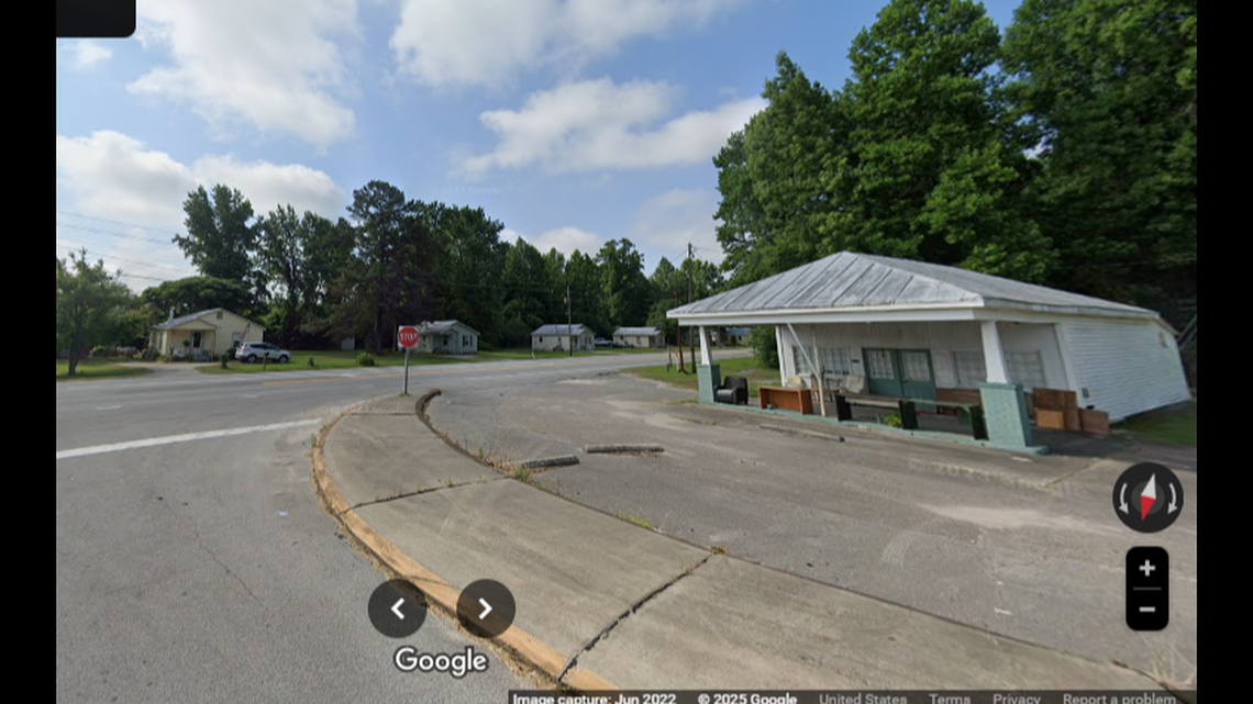 A pregnant woman in this crossroads community near Kinston reports a man was holding her and her kids against their will, the sheriff’s office says.