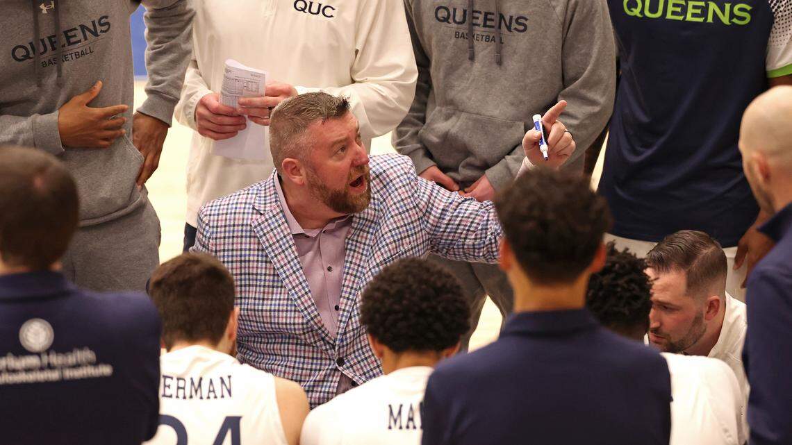 Queens University of Charlotte head coach Grant Leonard, center, speaks to his team during a timeout on Thursday against North Florida.
