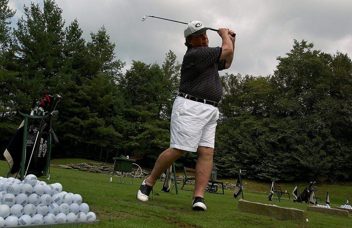 The Observer photographed Page playing golf in fall 2003, a year after his gastric bypass surgery.