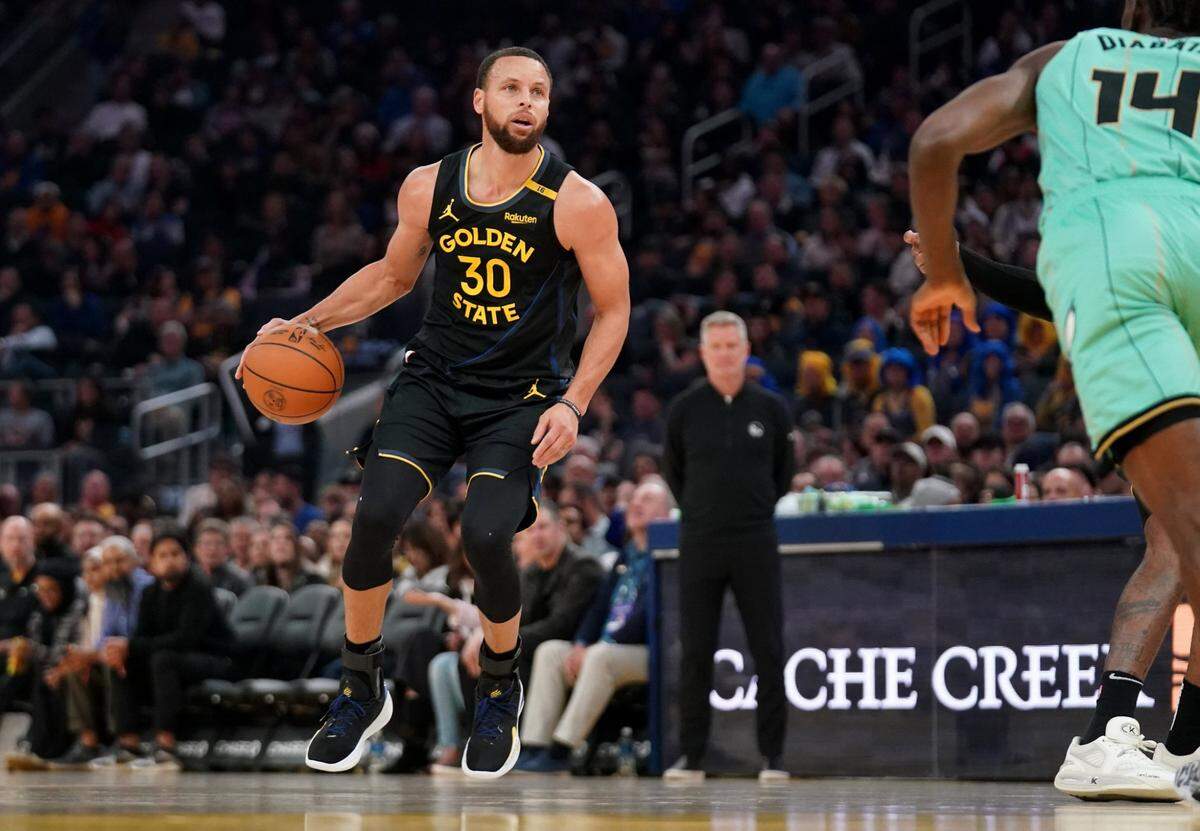 Golden State Warriors guard Stephen Curry (30) dribbles against the Charlotte Hornets in the first quarter at the Chase Center.