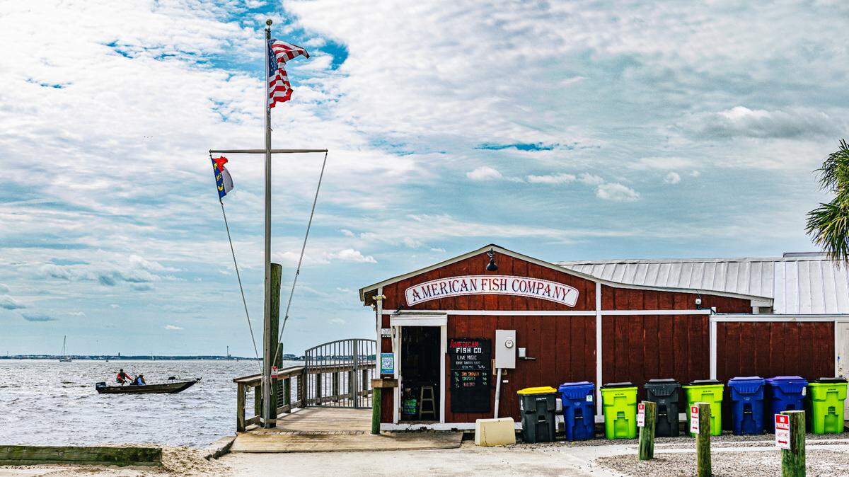 American Fish Company is a waterfront live music venue and bar in Southport, North Carolina. It was also Ollie’s Oyster Bar in the movie “I Know What You Did Last Summer.”