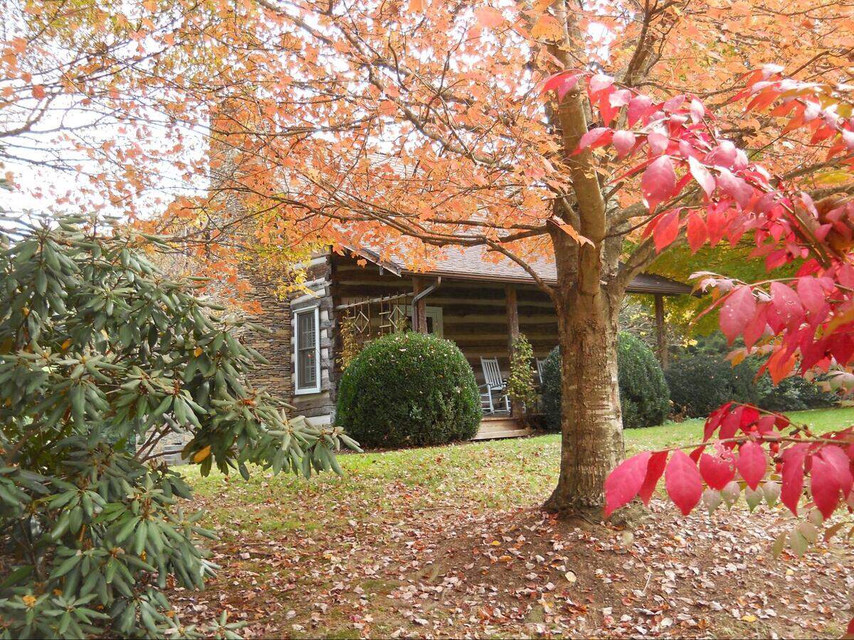 Boyd Mountain Log Cabins overlooks the Smoky Mountains and has three stocked fishing ponds and four miles of marked hiking trails.