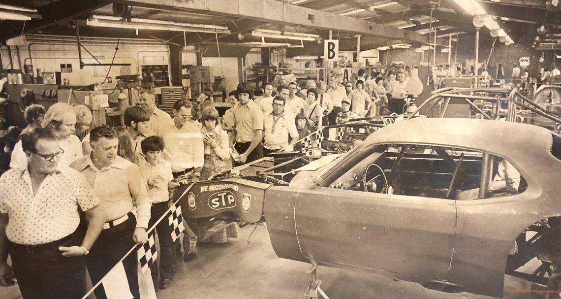 A few of the more than 25,000 persons who attended champion race driver Richard Petty’s open house in Randleman, NC, on Sunday, November 3, 1974 to get a look inside Petty’s garage.