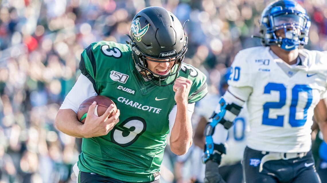 Charlotte’s Chris Reynolds (3) keeps the ball and runs for a touchdown during early first-quarter action against Middle Tennessee on Saturday.