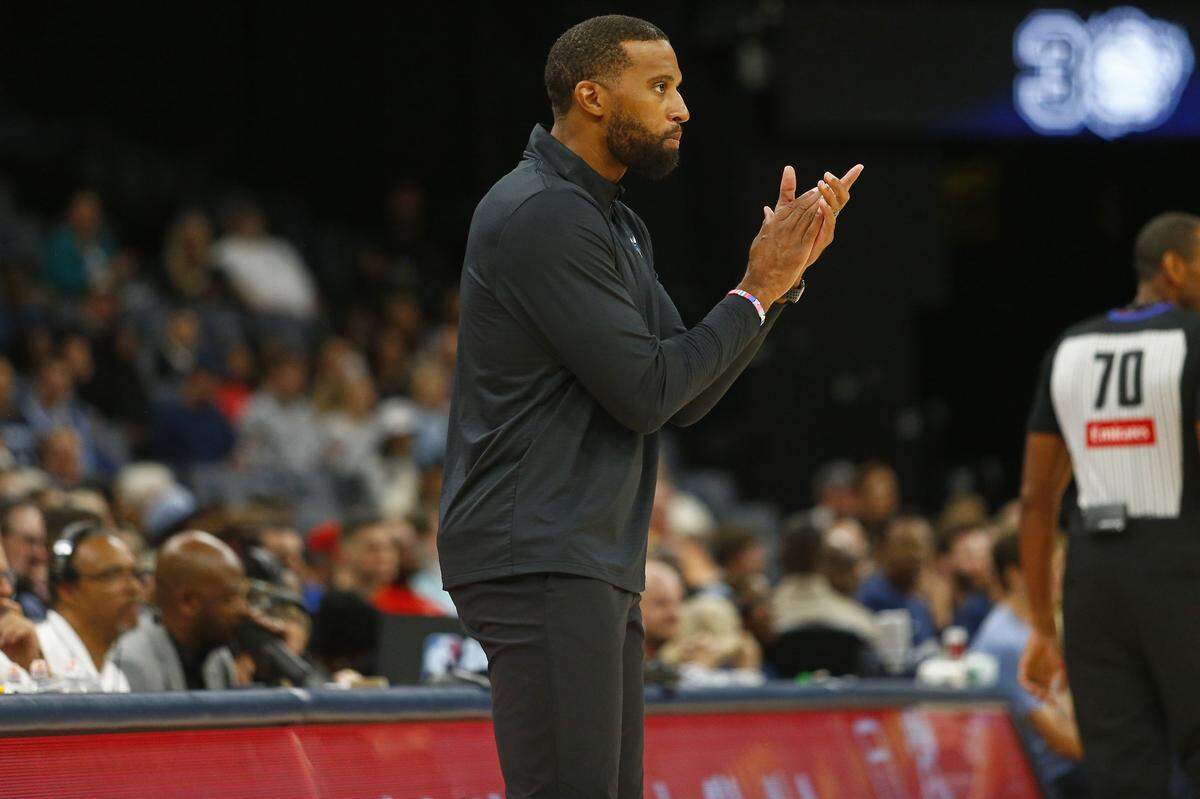Charlotte Hornets head coach Charles Lee reacts during the first half against the Memphis Grizzlies at FedExForum.