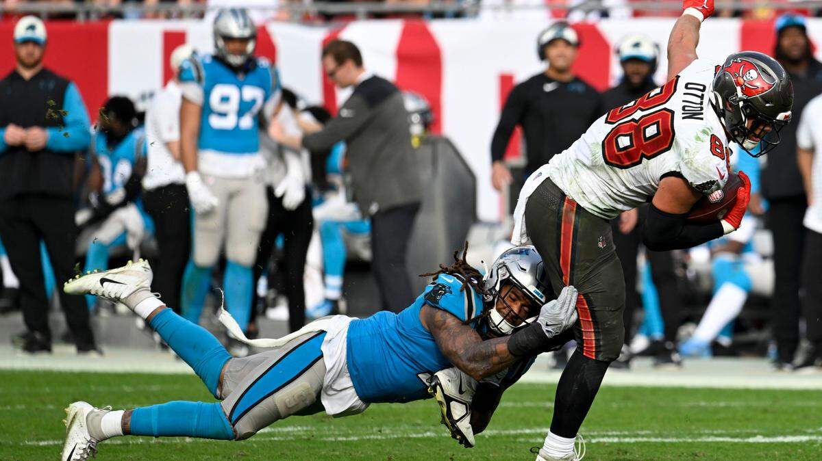 Tampa Bay Buccaneers tight end Cade Otton is tackled by Carolina Panthers linebacker Shaq Thompson during the second half of an NFL football game between the Carolina Panthers and the Tampa Bay Buccaneers on Sunday, Jan. 1, 2023, in Tampa, Fla. (AP Photo/Jason Behnken)