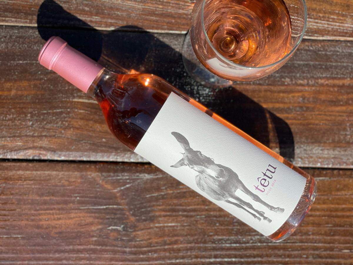 Têtu rose carries the flavors of cherry, lime zest and peach skin.