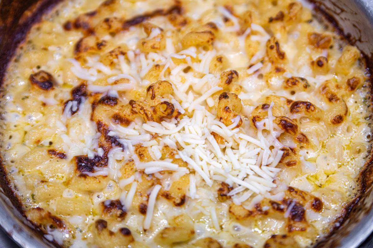Learn how to make a baked version of What the Fries’ mac and cheese.